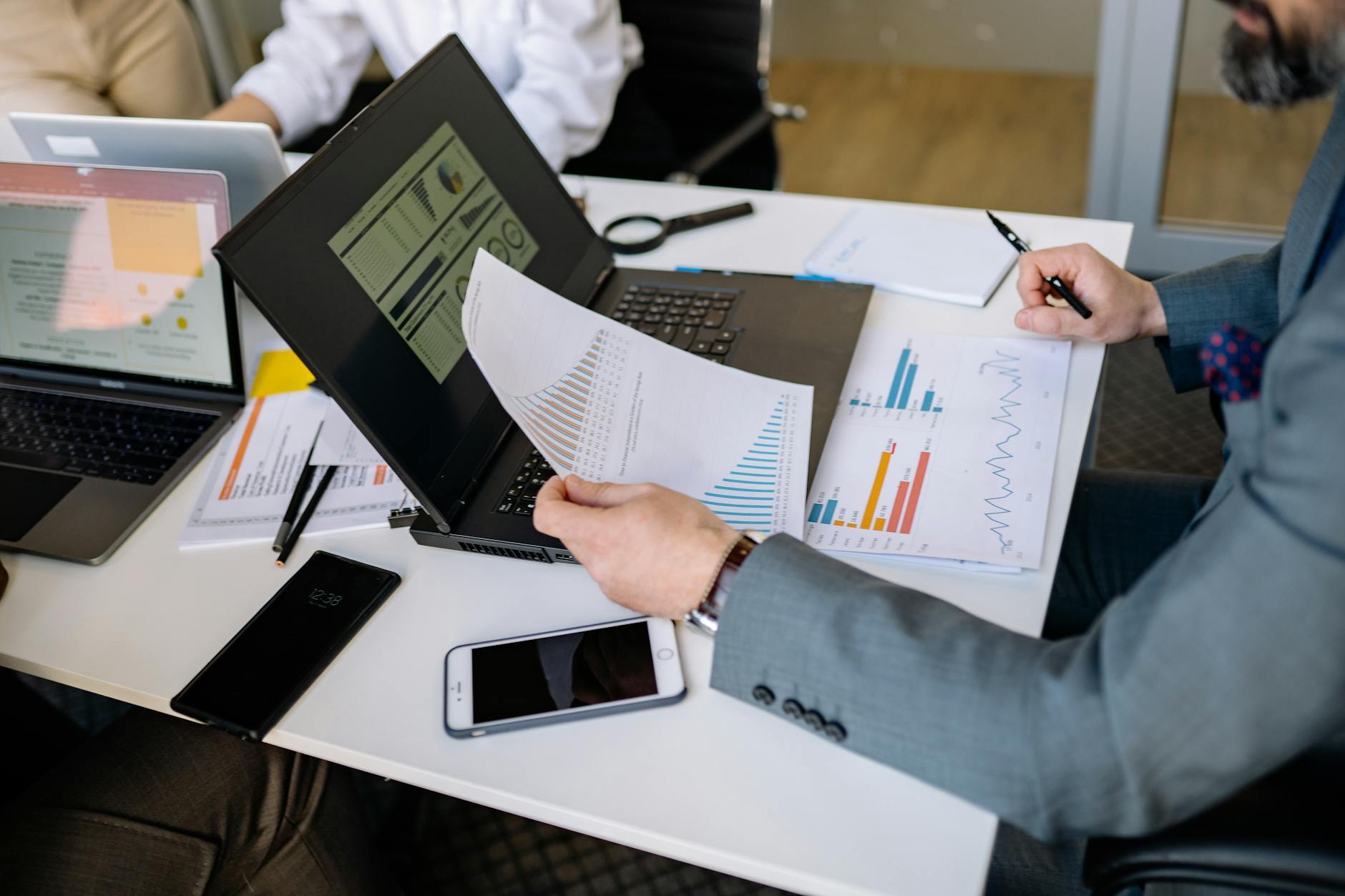 pexels_7793118_financial_professionals_meeting_document
